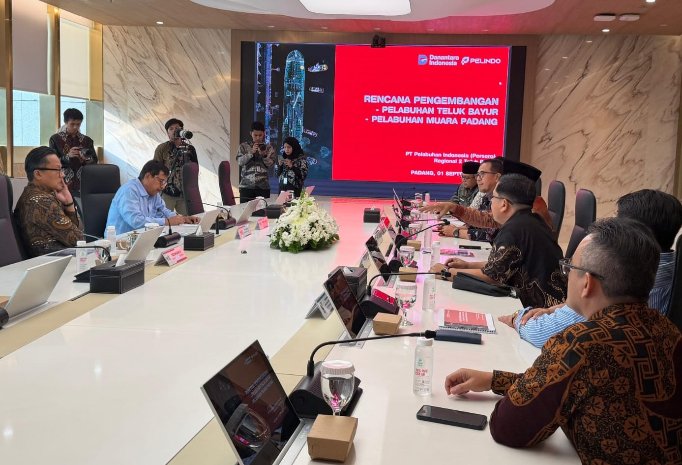 Gubernur Sumbar Mahyeldi Ansharullah saat melaporkan kelangkaan solar yang terjadi di sejumlah wilayah Sumbar kepada COO Danantara, Dony Oskaria di Wisma Danantara, Jakarta, Kamis (03/09/2026). 