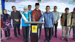 Gubernur Sumbar Mahyeldi Ansharullah bersama General Manager PT PLN UID Sumbar, Ririn Rachma Wardini saat peresmian pompanisasi irigasi berbasis tenaga surya di Nagari Tanjung Barulak, Batipuh, Tanahdatar, Minggu (06/09/2026).