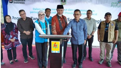 Gubernur Sumbar Mahyeldi Ansharullah bersama General Manager PT PLN UID Sumbar, Ririn Rachma Wardini saat peresmian pompanisasi irigasi berbasis tenaga surya di Nagari Tanjung Barulak, Batipuh, Tanahdatar, Minggu (06/09/2026). 