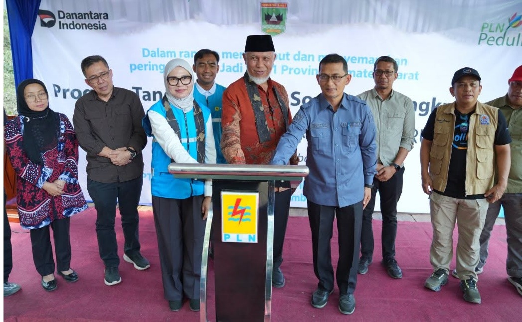 Gubernur Sumbar Mahyeldi Ansharullah bersama General Manager PT PLN UID Sumbar, Ririn Rachma Wardini saat peresmian pompanisasi irigasi berbasis tenaga surya di Nagari Tanjung Barulak, Batipuh, Tanahdatar, Minggu (06/09/2026). 