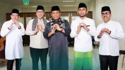 Penceramah Gus Nur bersama Wali Kota Padangpanjang Hendri Arnis, Wawako Allex Saputra, Pengelola BPIC Editiawarman dan Kabag Kesra Khairul Abdi usai mengisi tausiah kegiatan Dakwah Wisata BKMT di Islamic Centre, Minggu (06/09/2026).