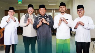 Penceramah Gus Nur bersama Wali Kota Padangpanjang Hendri Arnis, Wawako Allex Saputra, Pengelola BPIC Editiawarman dan Kabag Kesra Khairul Abdi usai mengisi tausiah kegiatan Dakwah Wisata BKMT di Islamic Centre, Minggu (06/09/2026). 