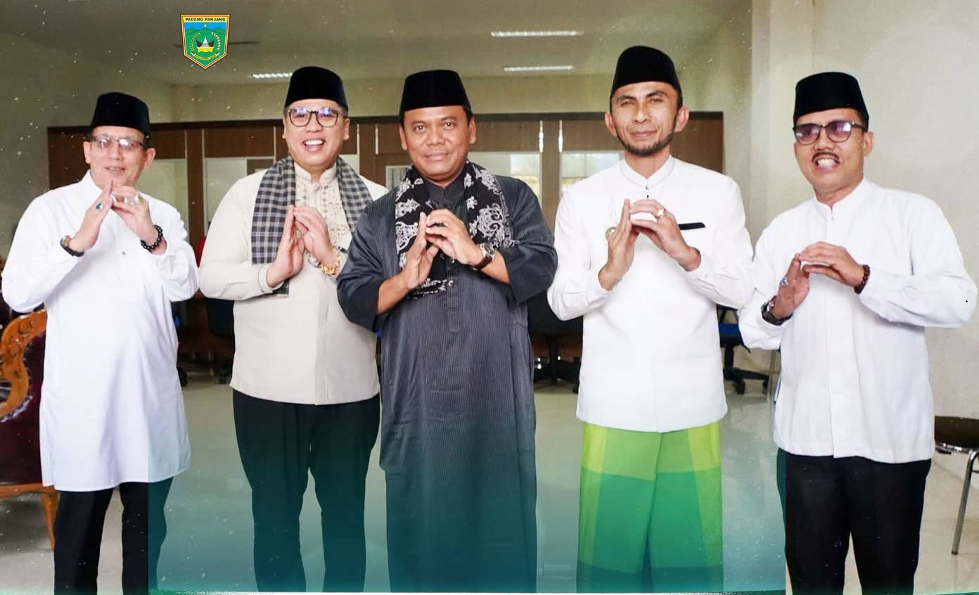 Penceramah Gus Nur bersama Wali Kota Padangpanjang Hendri Arnis, Wawako Allex Saputra, Pengelola BPIC Editiawarman dan Kabag Kesra Khairul Abdi usai mengisi tausiah kegiatan Dakwah Wisata BKMT di Islamic Centre, Minggu (06/09/2026). 