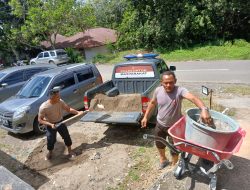 Kapolsek Batipuh Selatan Turun Tangan Tambal Jalan Berlubang
