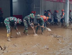 Hadir di Tengah Lumpur dan Air: Dandim 0309/Solok Pimpin Penanganan Bencana Galodo Arosuka