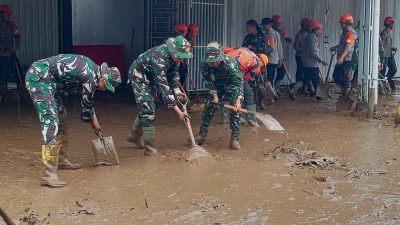 Petugas TNI dibawah kamondo Dandim 0309 berjibaku membantu memberikan rumah warga pasca Galodo