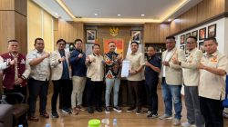 Surat Keputusan (SK) nama-nama Panlih yang diserahkan langsung Ketua Umum PP Pemuda Muhammadiyah Dzulfikar Ahmad Tawalla