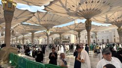 Jamaah Umrah asal Indonesia saat menjalankan ibadah Sholat Ashar di Mesjid Nabawi, Madinah, Rabu (16/09/2026).