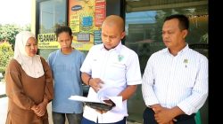 Kuasa Hukum pelapor dari LBH.Bintang Alam Batuah Ahmad Romi, SH, MH dan Raikal,SH bersama Novia Sartika dan Suami saat melaporkan seorang dokter Rumah Sakit Yarsi Simpangampek ke Polres Pasaman Barat.