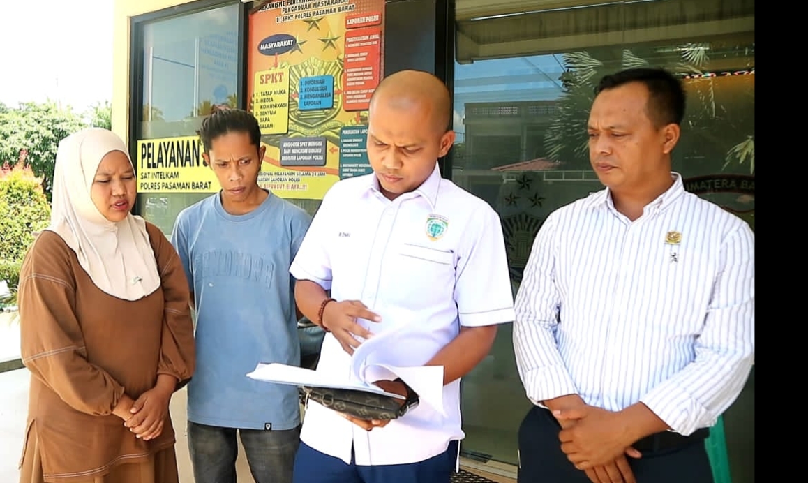 Kuasa Hukum pelapor dari LBH.Bintang Alam Batuah Ahmad Romi, SH, MH dan Raikal,SH bersama Novia Sartika dan Suami saat melaporkan seorang dokter Rumah Sakit Yarsi Simpangampek ke Polres Pasaman Barat.