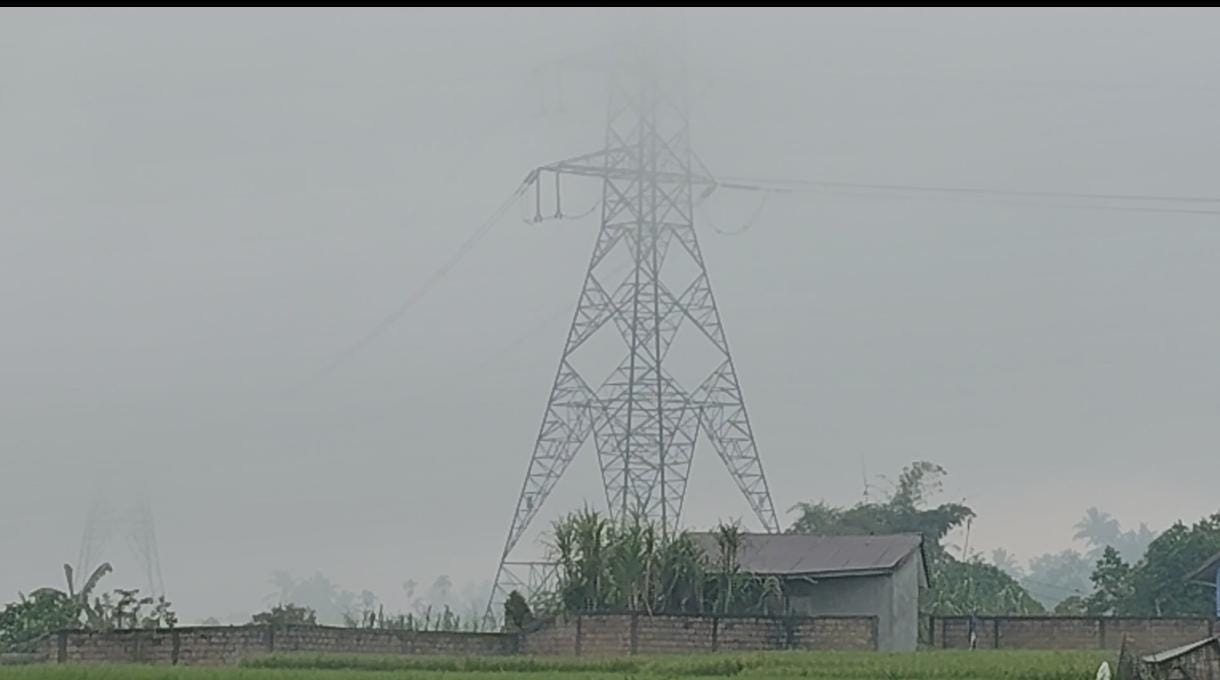 Kabut asap yang melanda Lareh Sago Halaban, Limapuluh Kota, Rabvu (16/09/2026).  