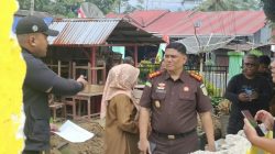 Kajari Solok Selatan Dahnir saat meninjau program revitalisasi sekolah di SDN 03 Pekonina, Kecamatan Pauh Duo, Senin (31/08/2026).
