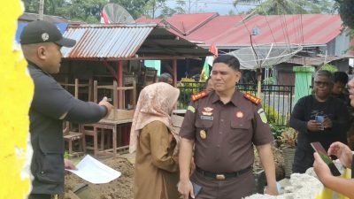 Kajari Solok Selatan Dahnir saat meninjau program revitalisasi sekolah di SDN 03 Pekonina, Kecamatan Pauh Duo, Senin (31/08/2026).