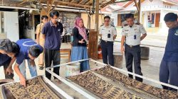 Kepala Rutan Kelas IIB Padangpanjang Novri Abbas bersama Owner Canting Buana Kreatif, Widdiyanti, M.Sn saat memberikan pembekalandasar-dasar teknik membatik cap kepada warga binaan, Selasa (01/09/2026).
