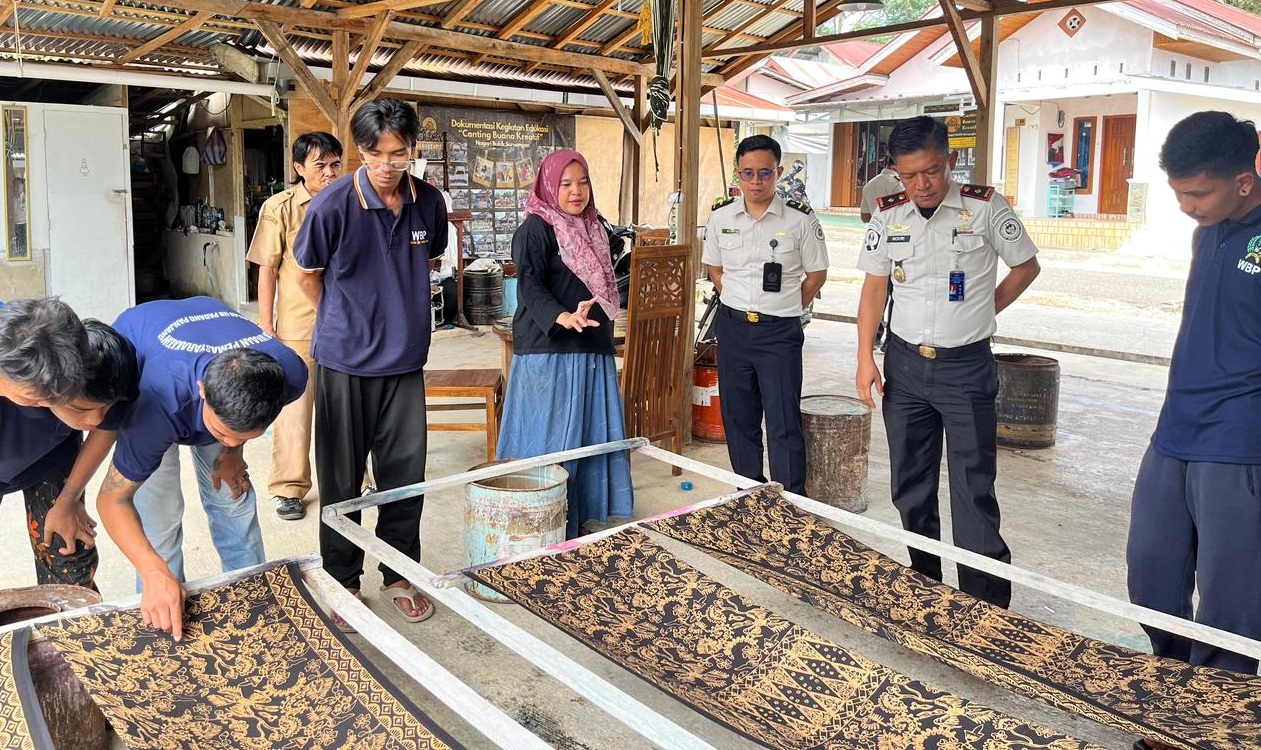 Kepala Rutan Kelas IIB Padangpanjang Novri Abbas bersama Owner Canting Buana Kreatif, Widdiyanti, M.Sn saat memberikan pembekalandasar-dasar teknik membatik cap kepada warga binaan, Selasa (01/09/2026).