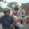 Antisipasi Kabut Asap, Jajaran Satlantas Bagikan Masker dan Coklat