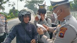 Kasat Lantas Polres Limapuluh Kota IPTU Zarwiko Irzal saat membagikan masker kepada pengendara di depan Mapolres Limapuluh Kota, Senin (07/09/2026).