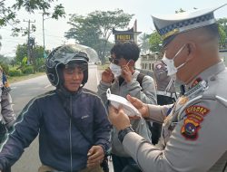 Antisipasi Kabut Asap, Jajaran Satlantas Bagikan Masker dan Coklat