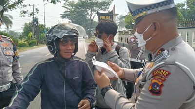 Kasat Lantas Polres Limapuluh Kota IPTU Zarwiko Irzal saat membagikan masker kepada pengendara di depan Mapolres Limapuluh Kota, Senin (07/09/2026).