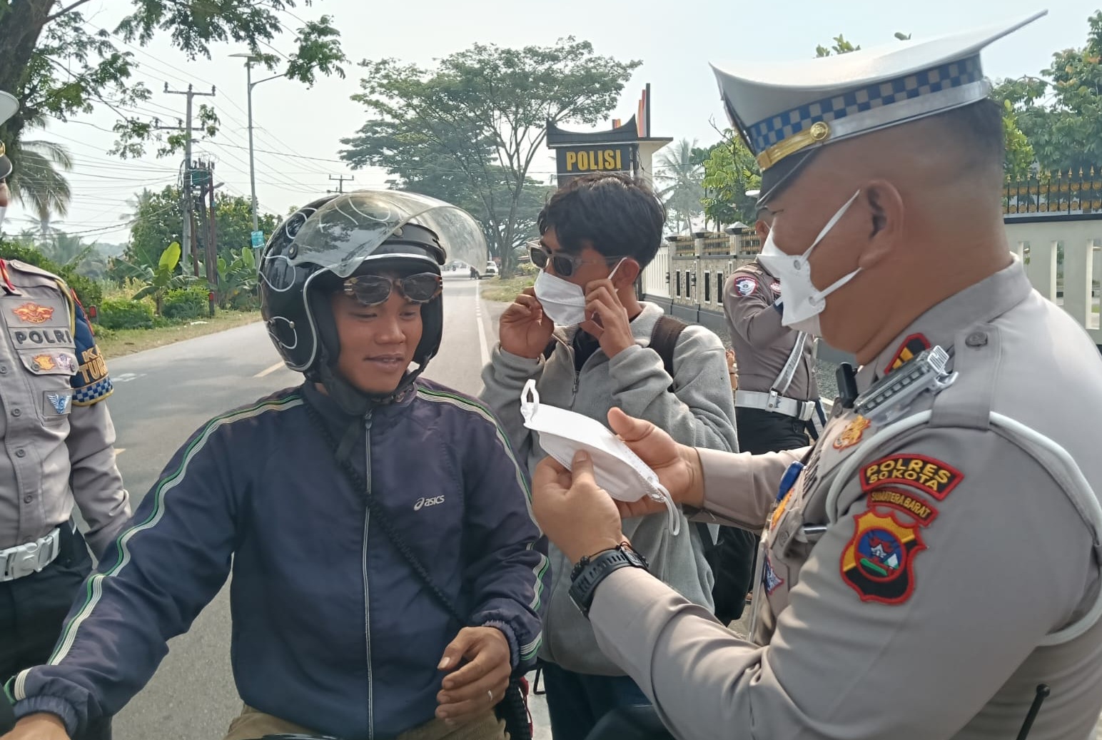 Kasat Lantas Polres Limapuluh Kota IPTU Zarwiko Irzal saat membagikan masker kepada pengendara di depan Mapolres Limapuluh Kota, Senin (07/09/2026).