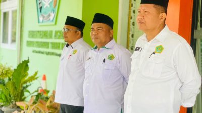 Kasubag TU Kemenag Tanahdatar Helmi Zuhdi memberikan arahannya pada apel pagi ASN Kemenag Tanahdatar, Senin (07/09/2026).