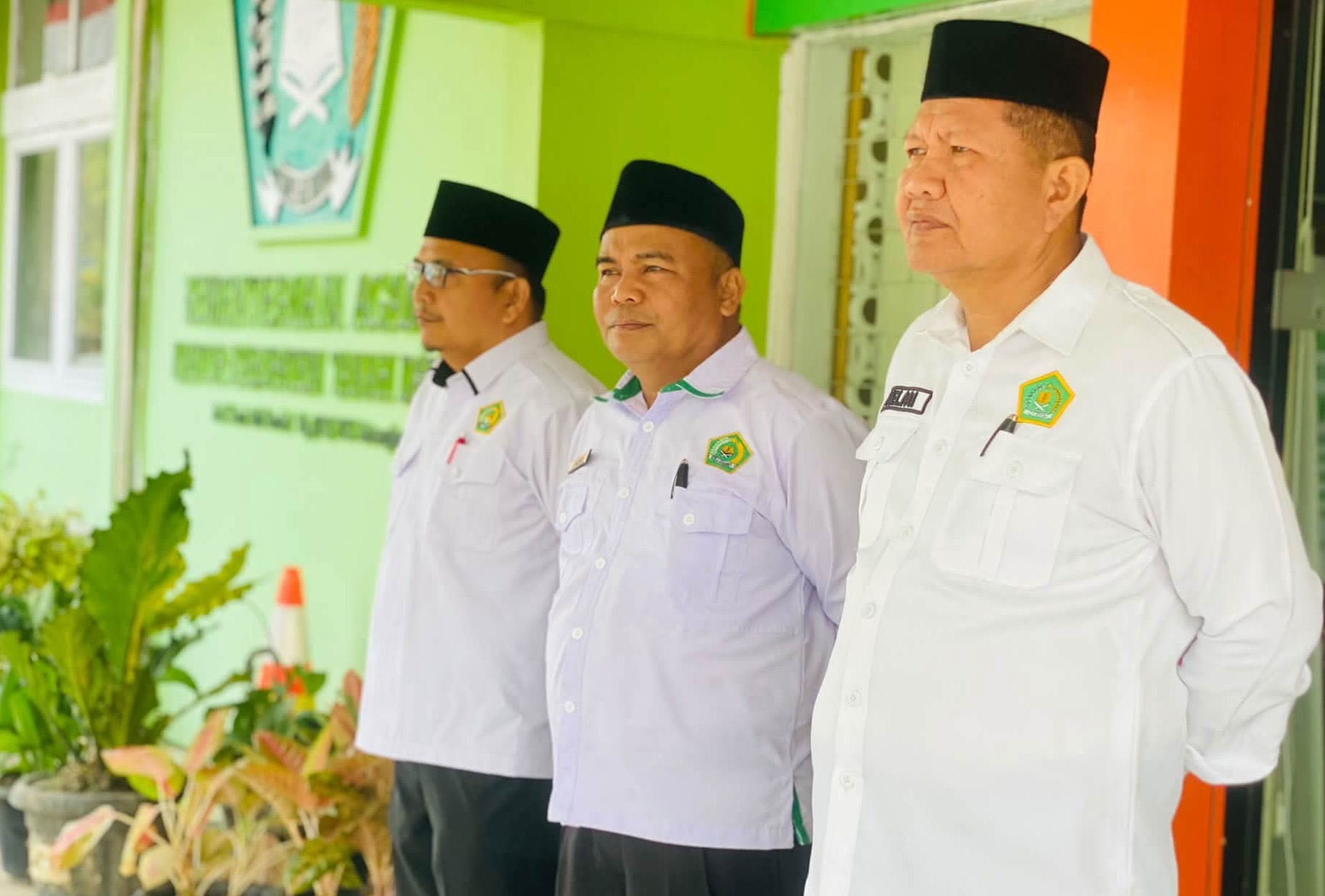 Kasubag TU Kemenag Tanahdatar Helmi Zuhdi memberikan arahannya pada apel pagi ASN Kemenag Tanahdatar, Senin (07/09/2026).