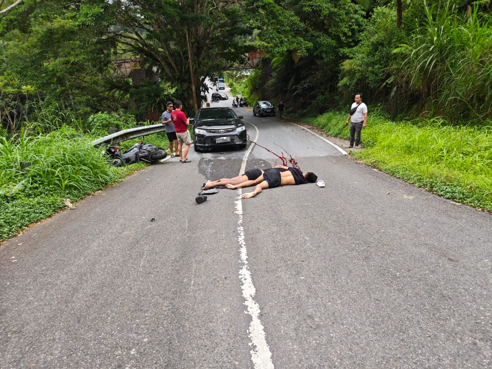 Kecelakaan yang terjadi di Jembatan Air Putih, Kelurahan Silaing Bawah, Kota Padangpanjang antara sepeda motor dengan mobil, mengakibatkan pengendara dan penumpang sepeda motor meningal dunia, Sabtu (26/09/2026). 