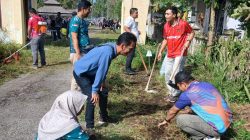 Kegiatan gotong royong di Pantai Arta