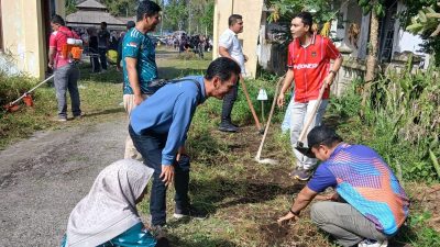 Kegiatan gotong royong di Pantai Arta