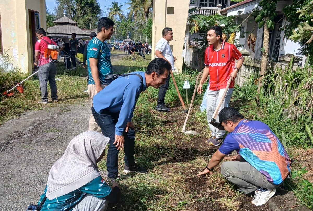 Kegiatan gotong royong di Pantai Arta