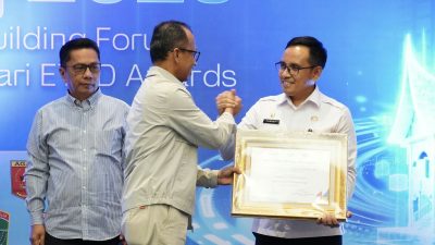 Kepala BPKD Padangpariaman M.Fadhli saat menerima dua penghargaan Bank Nagari pada ETPD Partnership Gathering 2026 di Hotel Mercure Padang, Jumat malam (25/09/2026).