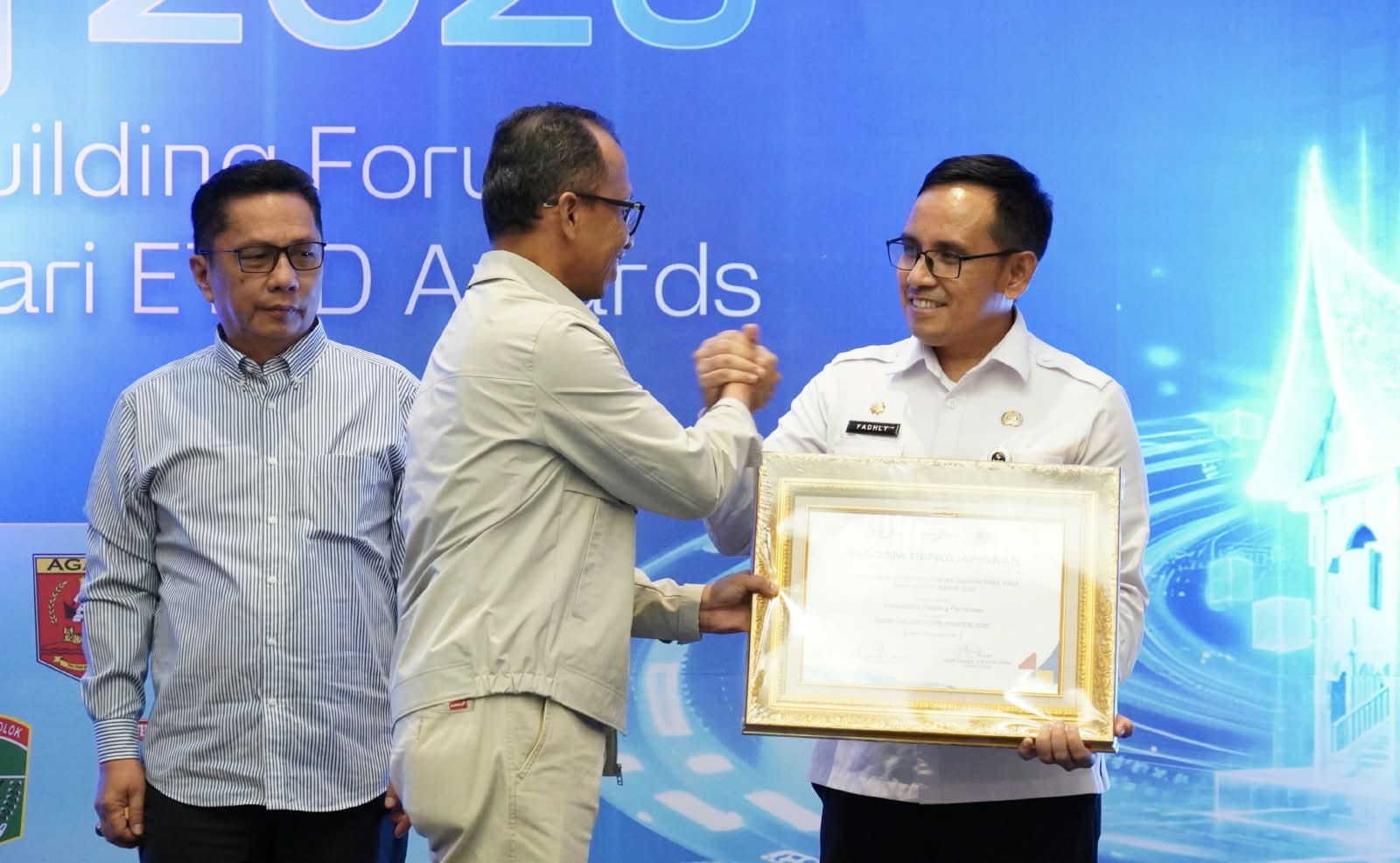 Kepala BPKD Padangpariaman M.Fadhli saat menerima dua penghargaan Bank Nagari pada ETPD Partnership Gathering 2026 di Hotel Mercure Padang, Jumat malam (25/09/2026). 