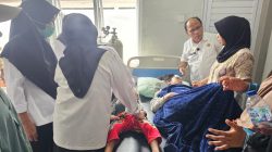 Kepala Dinas Kesehatan Agam saat memeriksa korban keracunan makanan di Puskesmas Palupuh, Rabu (02/09/2026).