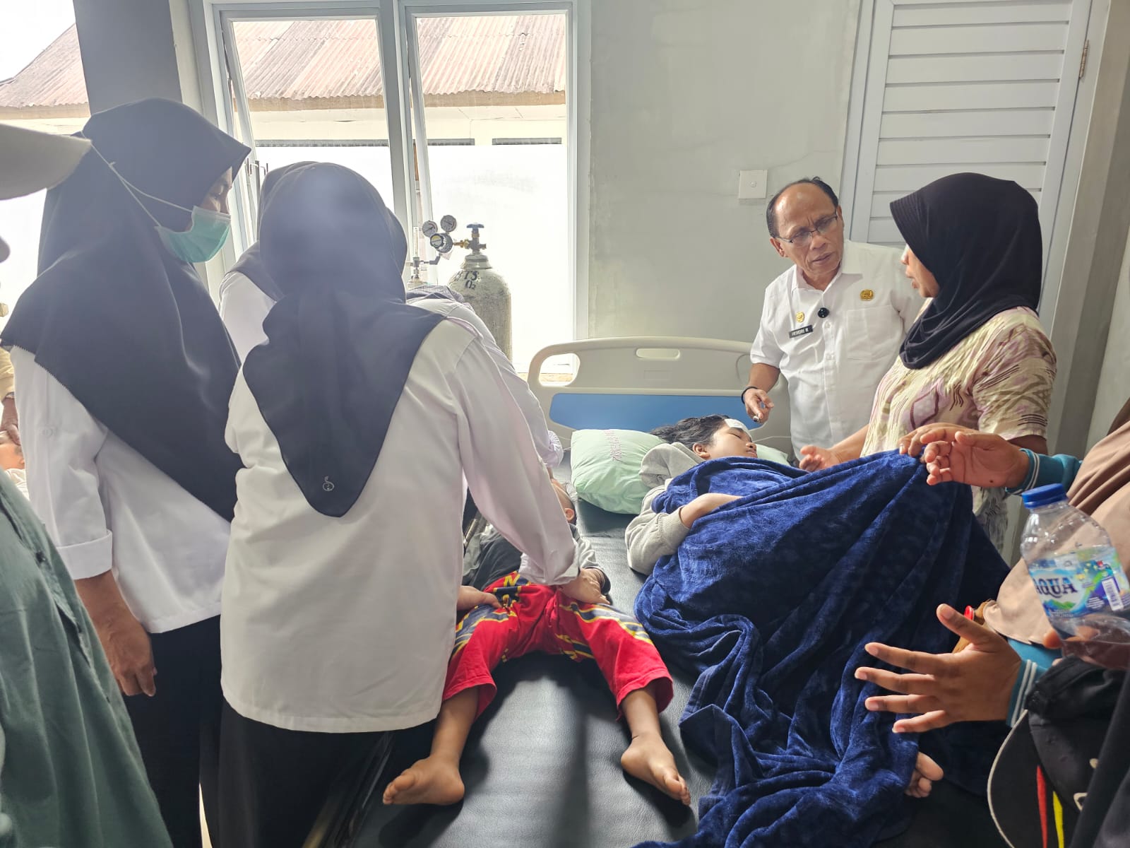 Kepala Dinas Kesehatan Agam saat memeriksa korban keracunan makanan di Puskesmas Palupuh, Rabu (02/09/2026).