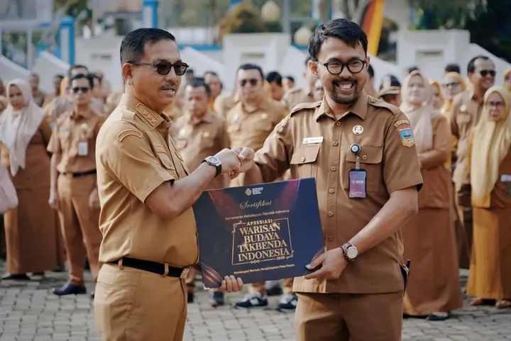 Kepala Dinas Pariwisata Kebudayaan, Pemuda dan Olahraga Pamil Ruskamdani, bersama Bupati Solok Selatan H. Khairunas, Senin (31/08/2026).