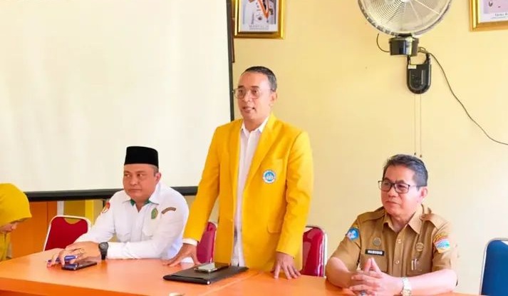 Kepala Dinas Pendidikan Kabupaten Solok Selatan Hamudis bersama Kepala Kantor Kemenag Fitriyoni dan Ketua tim Pengantaran UNP Dr. Mohammed Adri.
