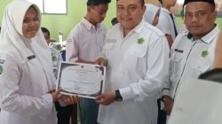 Kepala Kantor Kementrian Agama Kabupaten Solok Selatan Fitriyoni, SH., MH di dampingi Kasi Pendis Putra Alizar, SH.I., MH saat penyerahan piagam penghargaan kepada siswa peserta OMI Kabupaten.  