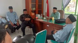 Kepala Kantor Kementrian Agama Kabupaten Solok Selatan Fitriyoni, SH., MH didampingi Kepala KUA Pauh Duo Yulkisra, S.Ag saat pembinaan ASN, Rabu (23/09/2026).
