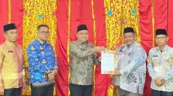 Kepala Kantor Kemenag Solok Selatan Fitriyoni bersama KUA Kecamatan Pauh Duo Yulkisra.