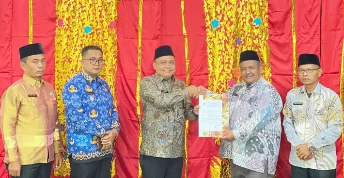 Kepala Kantor Kemenag Solok Selatan Fitriyoni bersama KUA Kecamatan Pauh Duo Yulkisra.