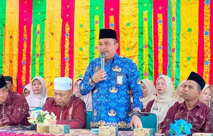 Kepala Kantor Kemenag Solok Selatan Fitriyoni, SH.MH bersama Kepala MAN 1 Solok Selatan H. Jasrul, S.Pd, Ketua Komite Jufrianto, S. Sos Khatib Sutan Batuah.