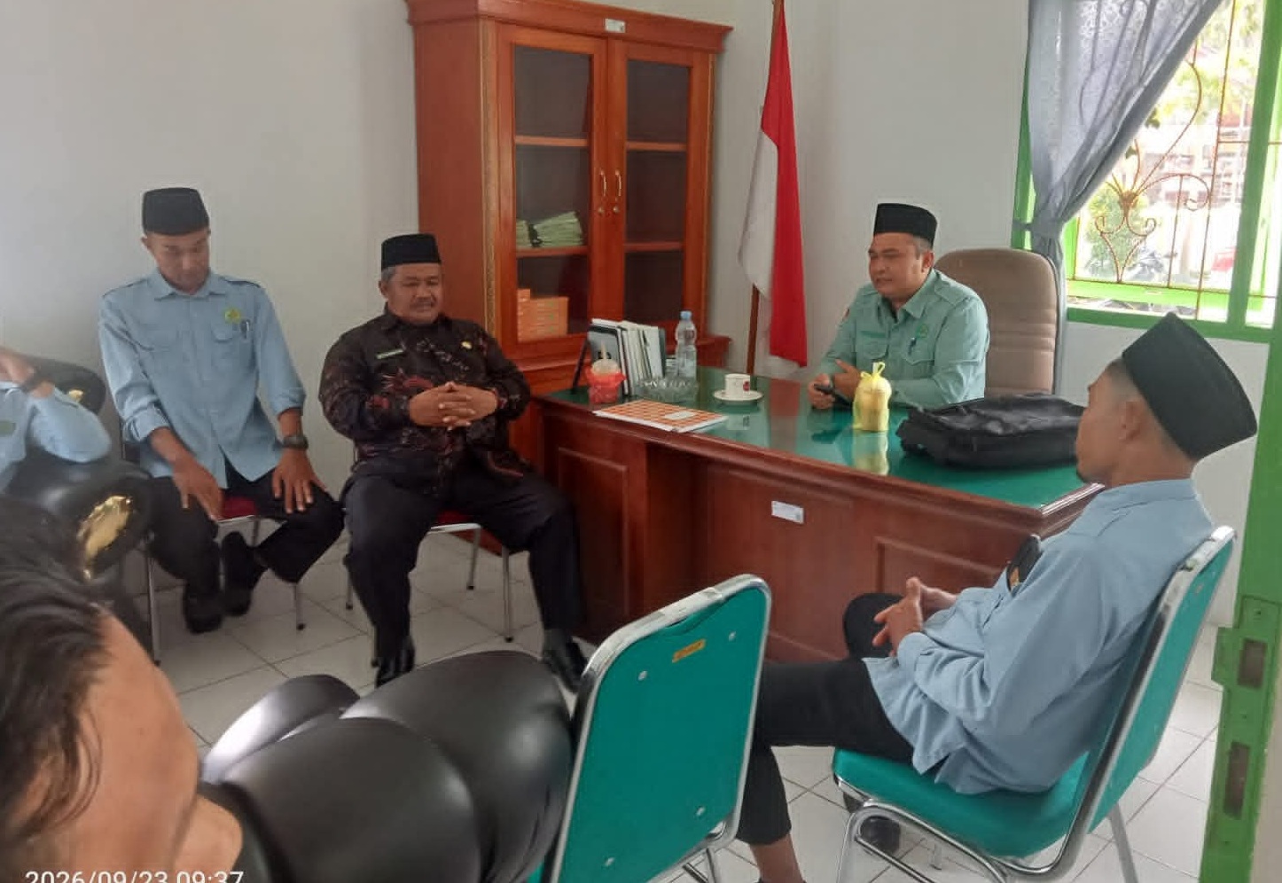 Kepala Kantor Kementrian Agama Kabupaten Solok Selatan Fitriyoni, SH., MH didampingi Kepala KUA Pauh Duo Yulkisra, S.Ag saat pembinaan ASN, Rabu (23/09/2026).