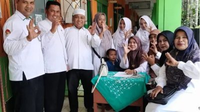 Kepala MAN 1 Solok Selatan H. Jasrul, S.Pd bersama guru pendamping peserta OMI Tingkat MTs Solok Selatan, Selasa (08/09/2026).