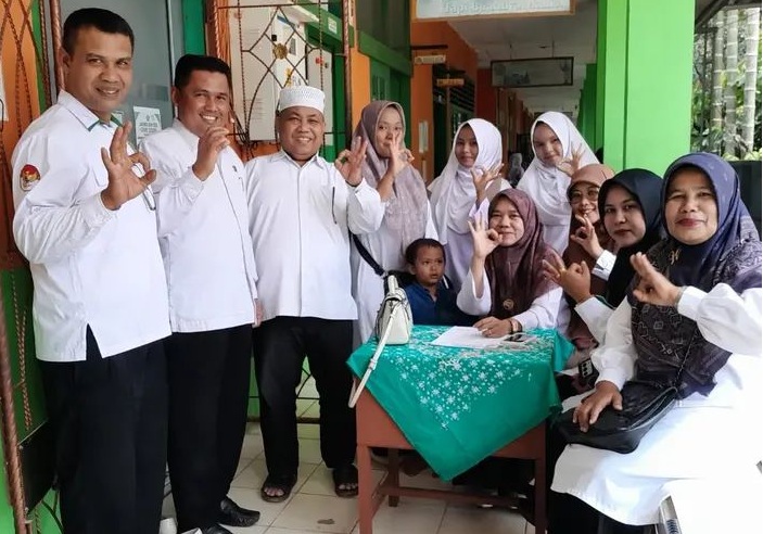 Kepala MAN 1 Solok Selatan H. Jasrul, S.Pd bersama guru pendamping peserta OMI Tingkat MTs Solok Selatan, Selasa (08/09/2026).