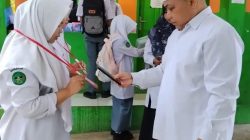 Kepala MAN 1 Solok Selatan H. Jasrul, S.Pd saat memeriksa scan barkot kehadiran siswa, Rabu (02/09/2026).