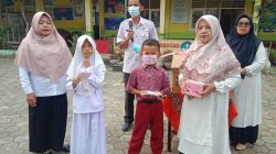 Kepala Sekolah SDN 04 Bariang Rao-rao Asbandi, S.Pd, M.Pd membagikan masker gratis untuk siswa, Kamis (17/09/2026).