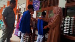 Kepala SMAN I Nan Sabaris, Zulkifli terlihat tengah memantau pendistribusian MBG di sekolah tersebut.