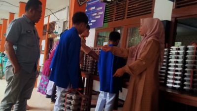 Kepala SMAN I Nan Sabaris, Zulkifli terlihat tengah memantau pendistribusian MBG di sekolah tersebut.
