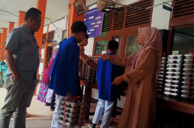 Kepala SMAN I Nan Sabaris, Zulkifli terlihat tengah memantau pendistribusian MBG di sekolah tersebut.