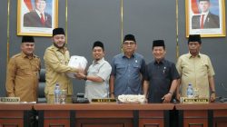 Ketua DPRD Kota Padang Muharlion saat menerima rancangan APBD Tahun 2027 dari Wali Kota Padang Fadly Amran dalam rapat paripurna DPRD Kota Padang, Senin (14/09/2026).